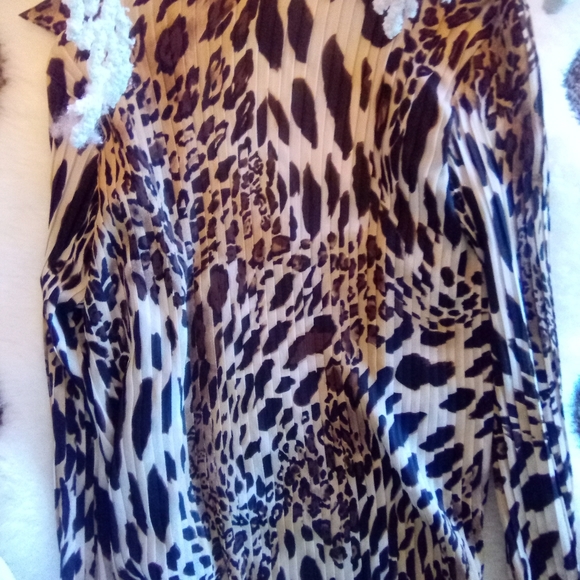 NWOT Sarah B Studio Pleated Leopard Print Button Up Sheer Blouse Sz M - Picture 5 of 11